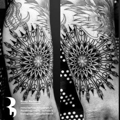  Tatouage mandala sur le haut de l'avant bras et l'épaule